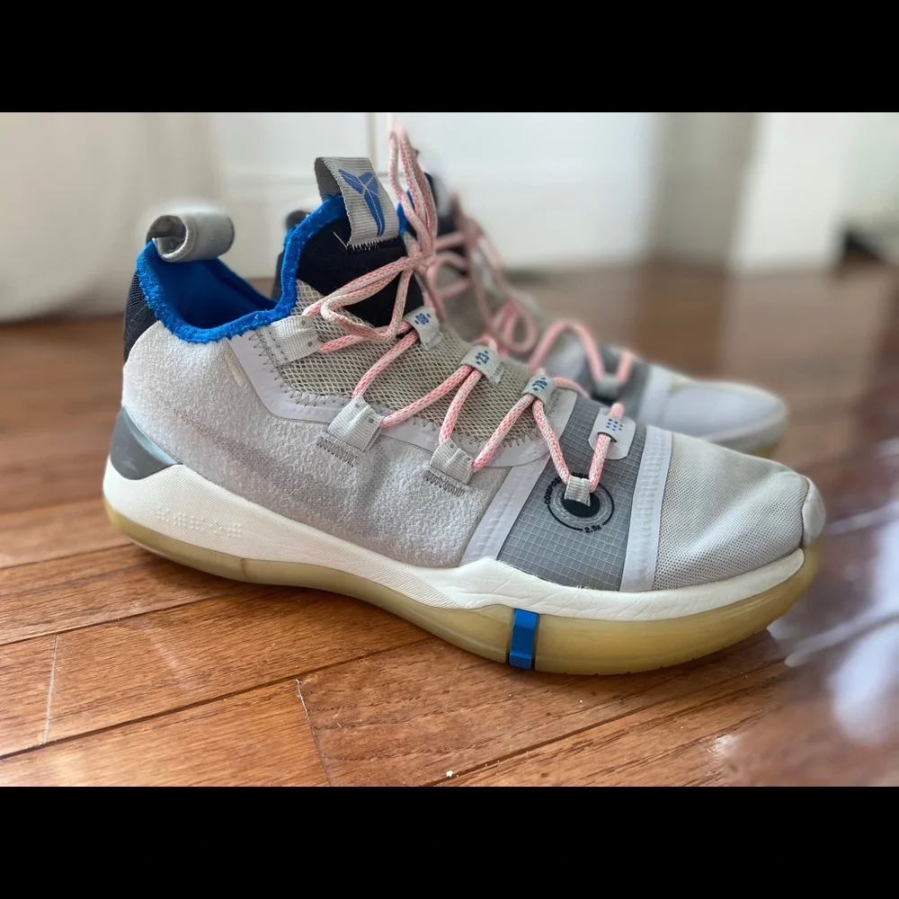 Nike Kobe A.D. 2018 AV3555-004 Men’s Size 9 Basketball Shoes White/Blue No Box